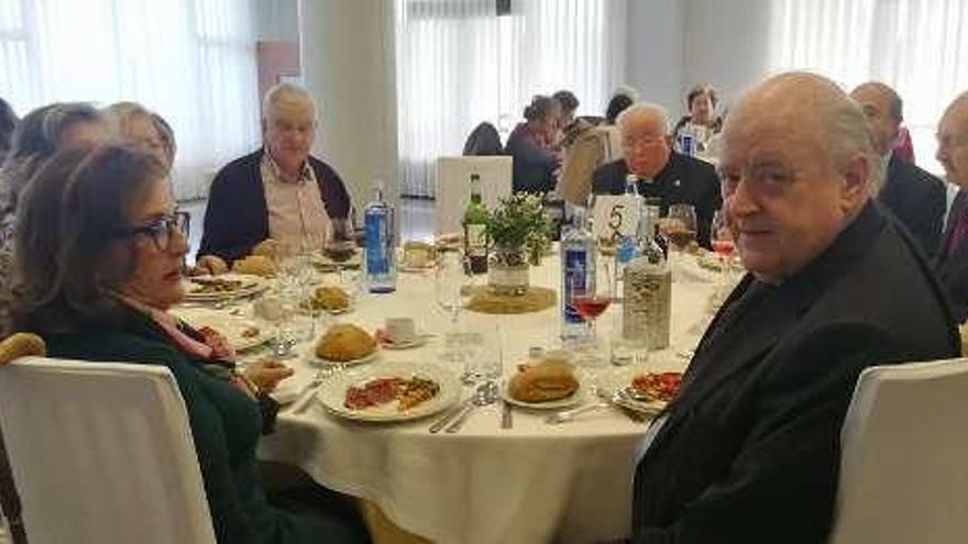 En primer término, María Luisa Alonso y Gustavo González, durante la comida celebrada ayer en Noreña.