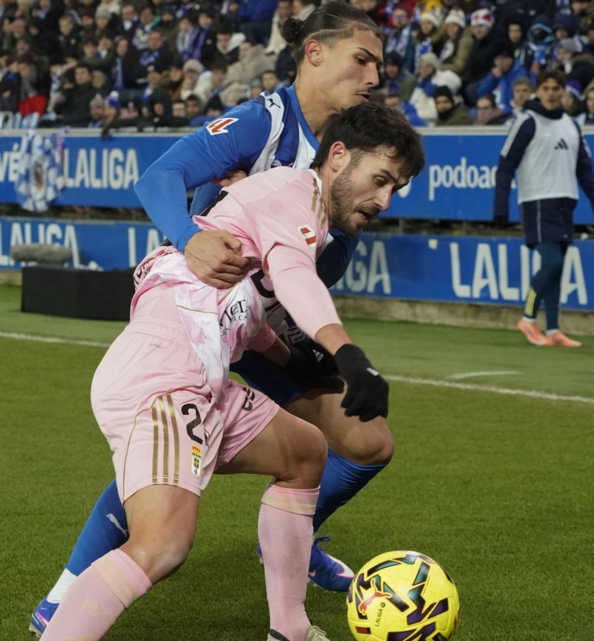 Lucas, con Youssef, del Alavés. | EFE