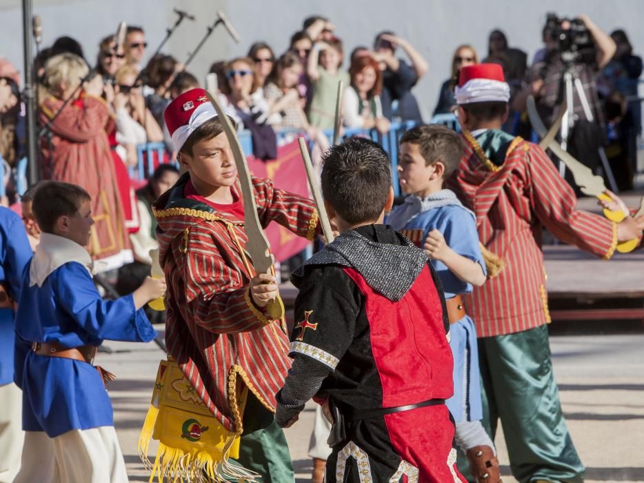 Un centenar de chavales, integrantes de las comparsas de San Vicente, celebran por segundo año la Embajada Infantil a las puertas del Castillo.