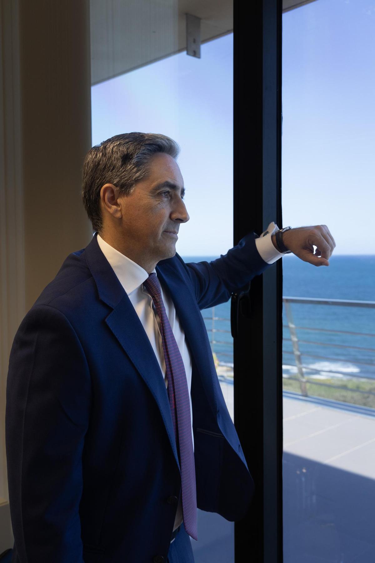 João Negrão mira a través de la ventana de su despacho.