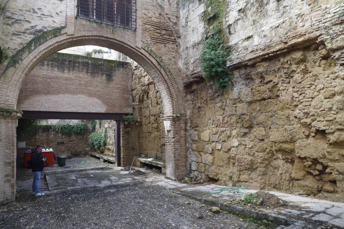 El delegado de Urbanismo. Miguel Ángel Torrico, y la teniente de alcalde delegada de Centro Histórico, Lourdes Morales, informan sobre la restauración de la Ermita de la Aurora