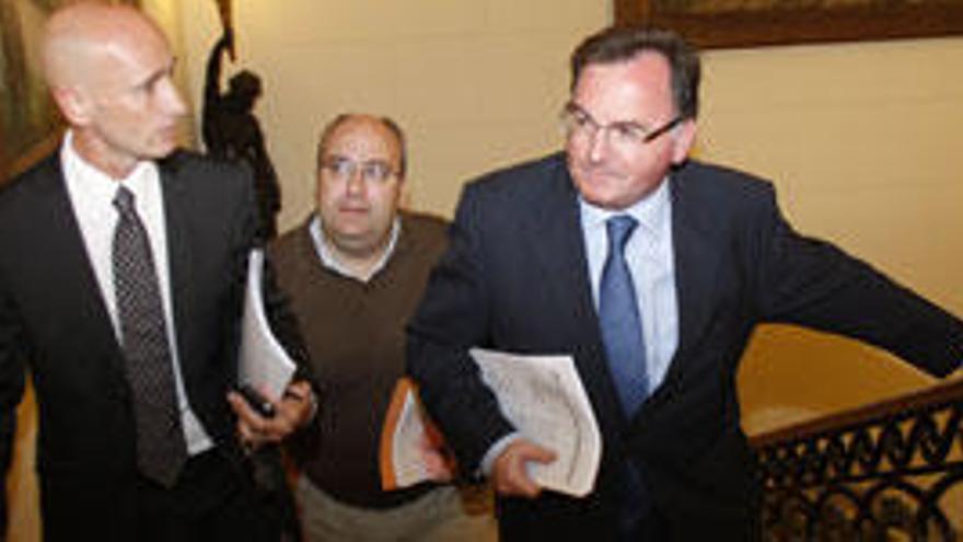 Antoni Pastor, junto a Francesc Fiol en el Parlament.