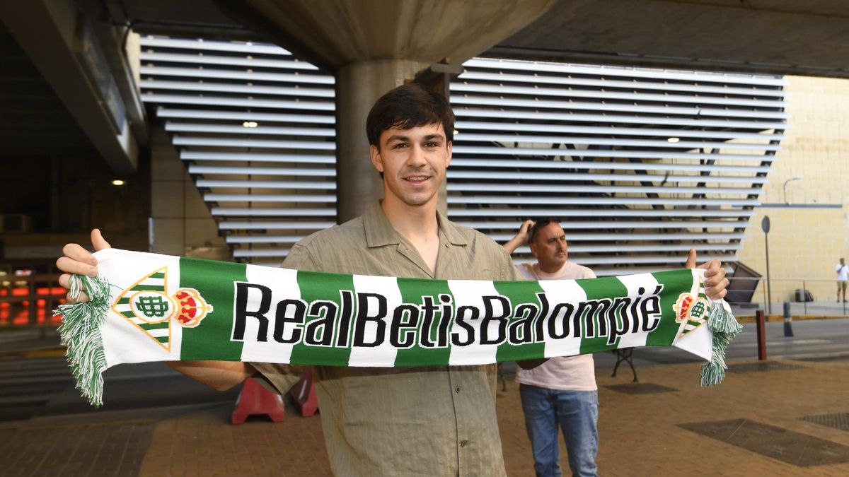 Gonzalo Petit posa con la bufanda del Betis en el Aeropuerto de San Pablo de Sevilla