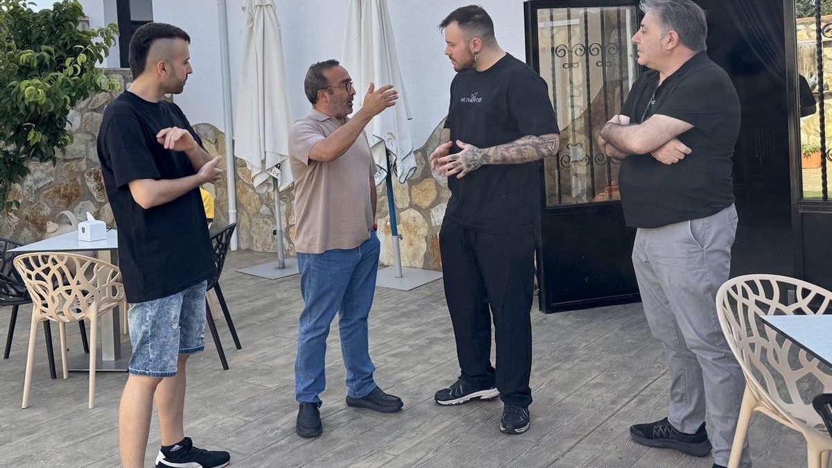 El presidente de la Diputación de Cáceres, en su visita a Valdencín.