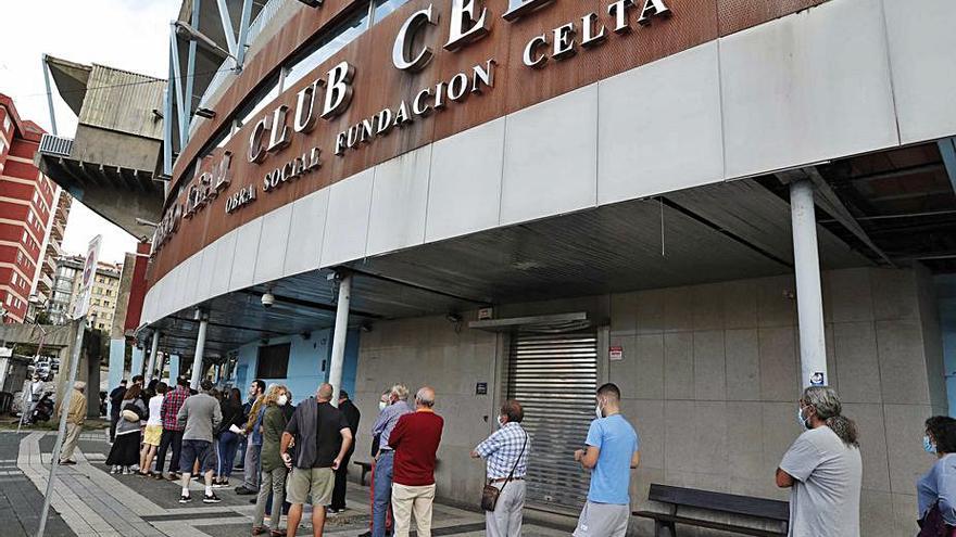 Aficionados del Celta esperan a ser atendidos en las taquillas de Balaídos durante la mañana de ayer. |  // PABLO HERNÁNDEZ GAMARRA