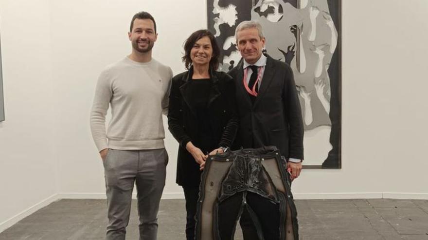 Aitor Martínez, Montserrat López y el galerista Diego Suárez, de ATM, en su espacio expositivo en ARCO.