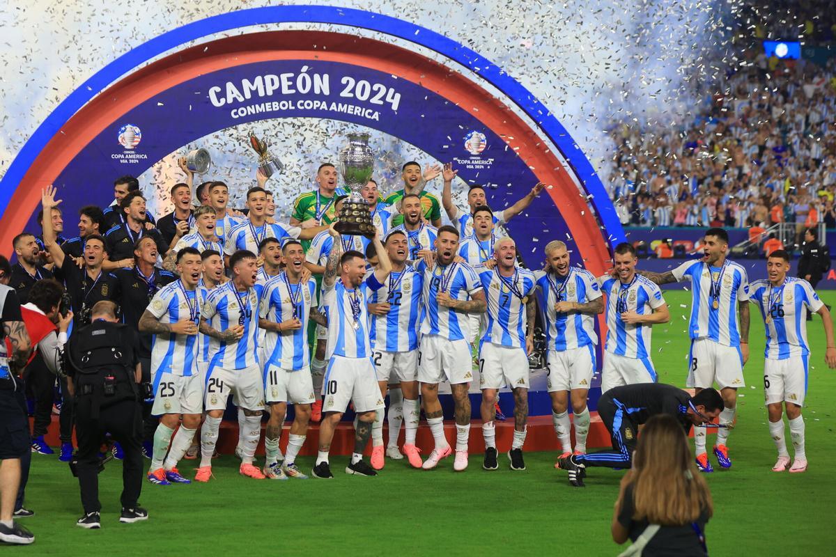 Miami (United States), 15/07/2024.- Argentina's Lionel Messi raises the trophy after winning the CONMEBOL Copa America 2024 final against Colombia, in Miami Gardens, Florida, USA, 14 July 2024. Argentina won 1-0 after a goal by striker Lautaro Martinez in extra time. EFE/EPA/CRISTOBAL HERRERA-ULASHKEVICH. seleccion argentina . seleccion colombia. copa america 2024 seleccion argentina . seleccion colombia. final. hard rock stadium