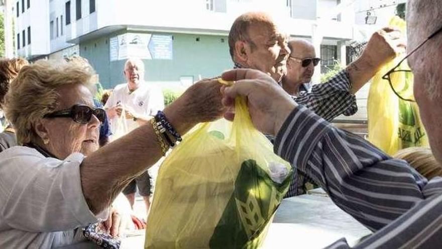 La Tenderina termina sus fiestas con el reparto de un millar de bollos