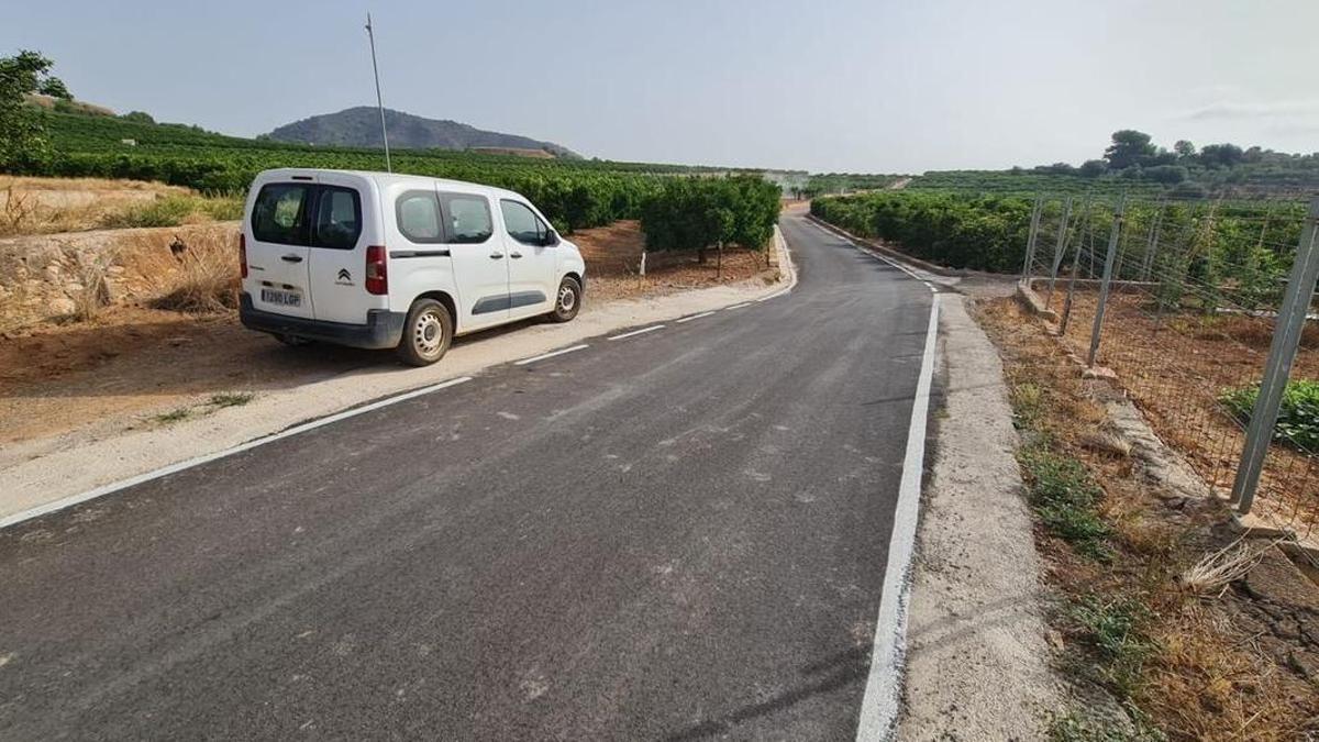 Esta es la nueva imagen que presenta el camino rural d'Aigües Vives, en el término municipal de Nules, tras los trabajos de asfaltado.