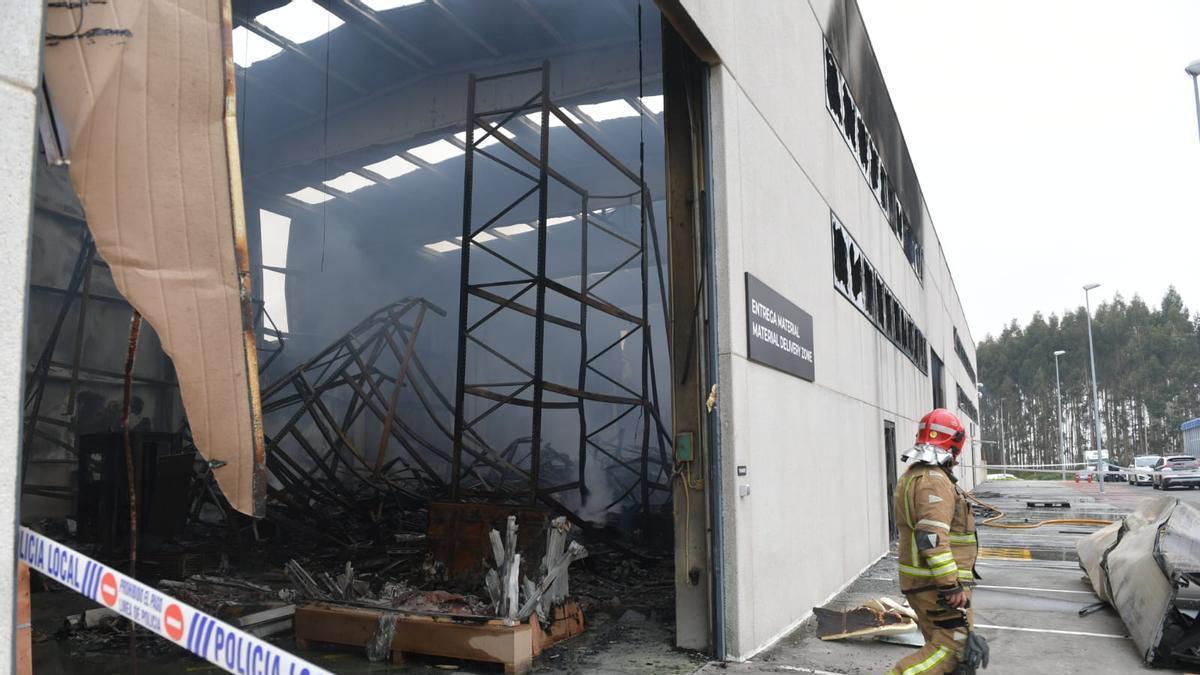 Un incendio destroza la nave de Trison en el polígono de Espíritu Santo