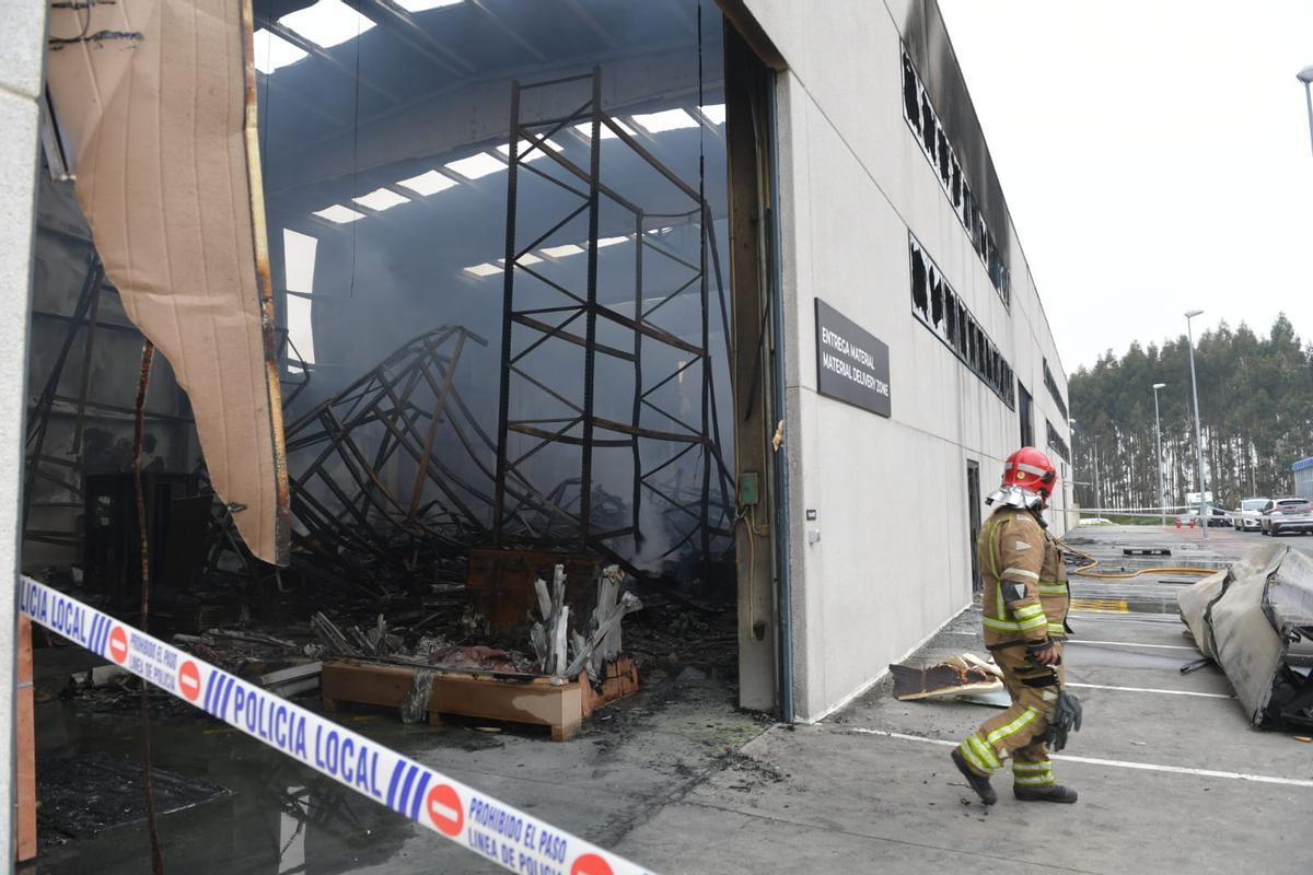 Un incendio destroza la nave de Trison en el polígono de Espíritu Santo