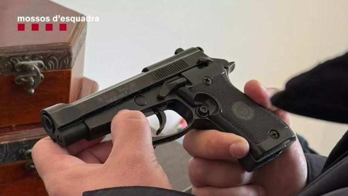 Pistola intervinguda per Mossos en una operació policial contra el narcotràfic