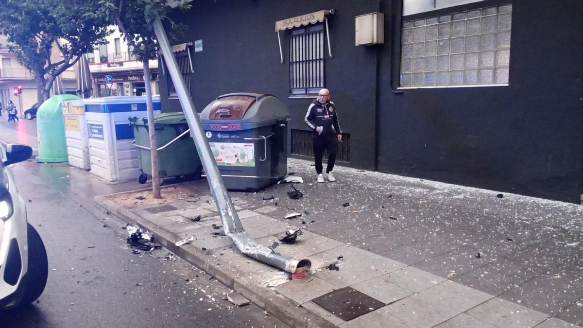 El accidente también ha destrozado una farola de la Ronda Magdalena