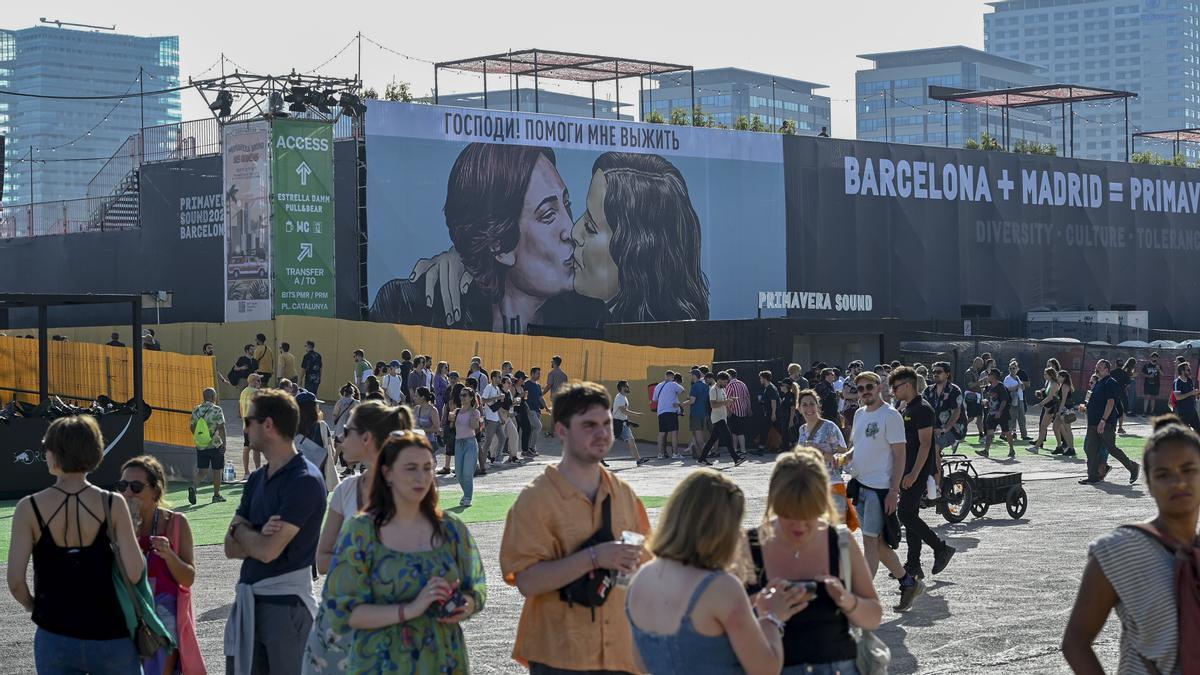 Un dibujo de la alcaldesa de Barcelona, Ada Colau, y la presidenta de la Comunidad de Madrid, Isabel Díaz Ayuso, besándose, símbolo del festival compartido entre las dos ciudades, en uno de los espacios del recinto del Primavera Sound en el Forum