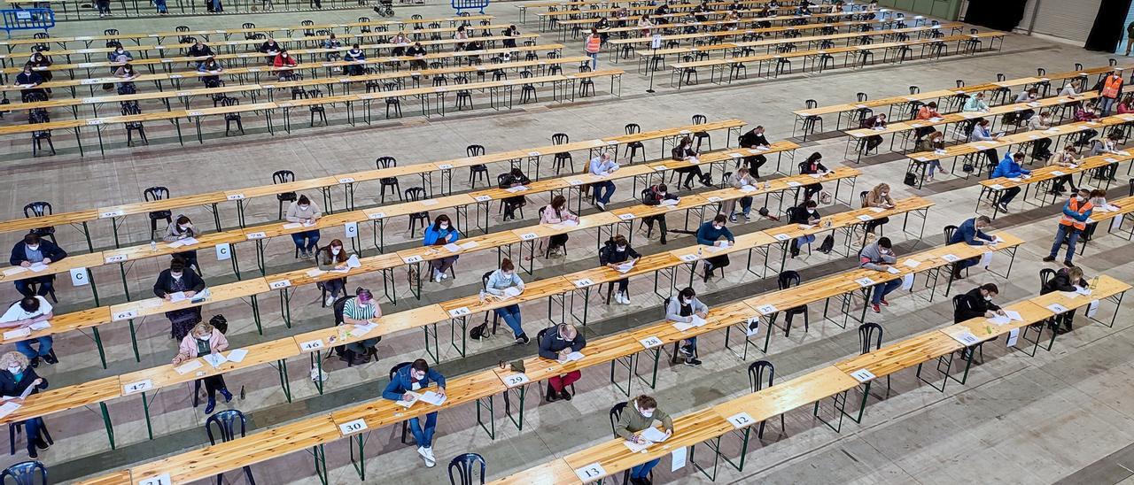 Aspirantes a funcionarios, realizando un examen de oposiciones.