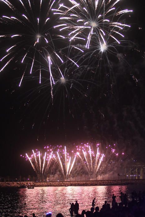 Como es tradición, el espectáculo pirotécnico da paso a días de fiesta en Málaga. Y como cada año, cientos de jóvenes siguieron los fuegos desde la playa de La Malagueta