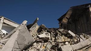 Una escuela senmiderruída en Amatrice tras el terremoto de Italia del pasado agosto.