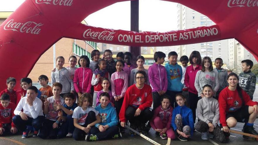 Ainoha García y Carolina Correa, con algunos de los niños participantes en la campaña.