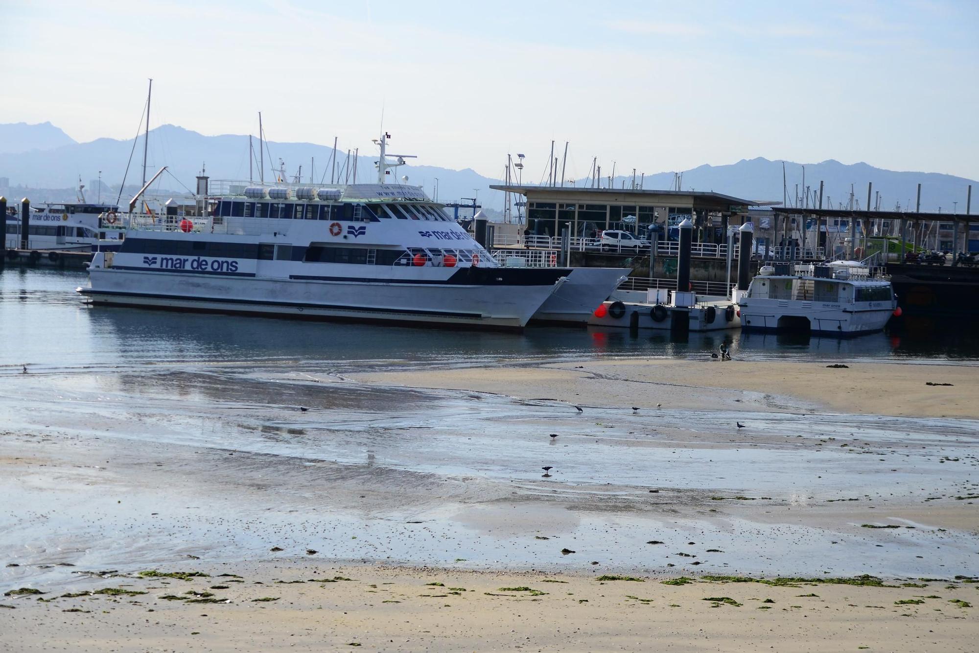 La 'luna del cazador' vara barcos en Cangas