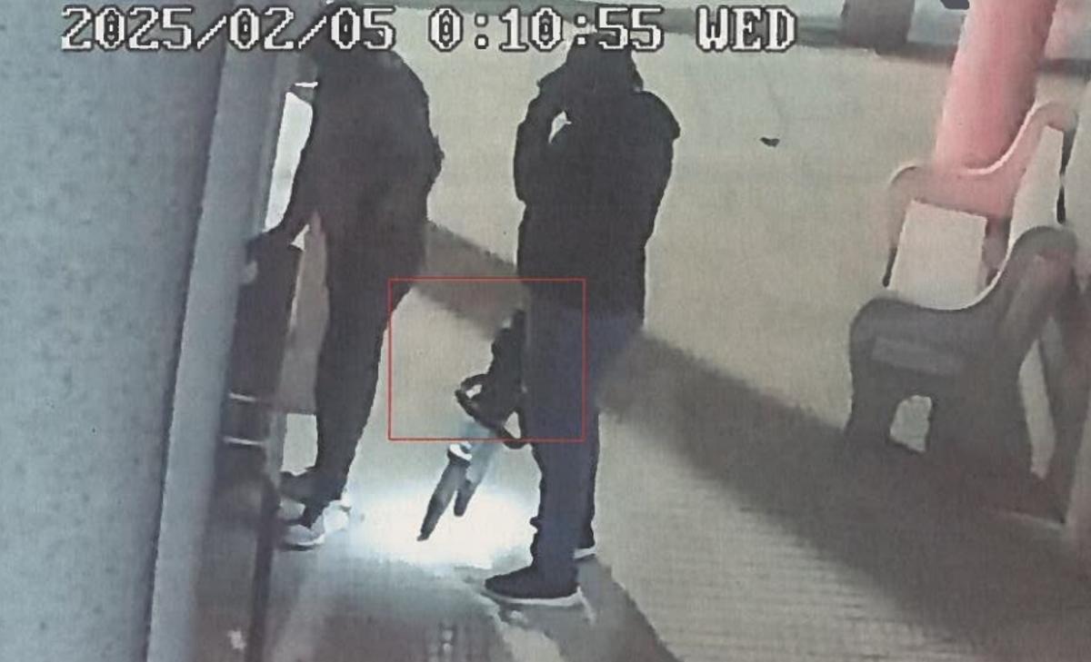 Fotograma de uno de los asaltos con la pinza hidráulica robada a los bomberos en San Vicente.