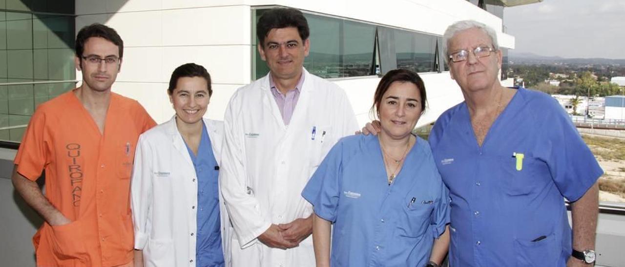 José Avilés, perfusionista, la doctora Riera, el cirujano cardiaco Sáez de Ibarra, la jefa de enfermería Celia Sánchez y Julio Velasco, jefe de la UCI.