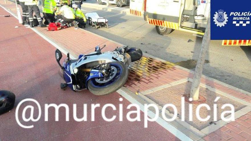 Dos heridos, uno muy grave, tras estrellarse en moto contra una farola en Murcia