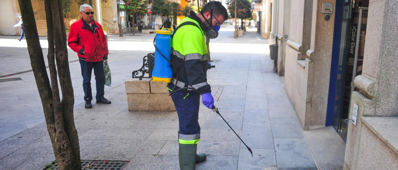 Un operario del servicio de limpieza de Vilagarcía realiza una limpieza en la calle Castelao.