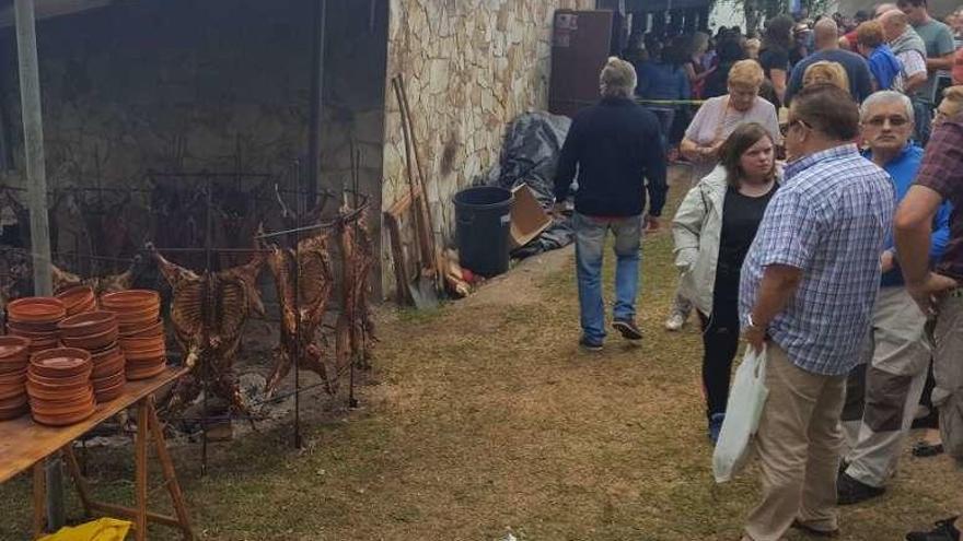 Participantes en la fiesta, ayer, esperando por los corderos.