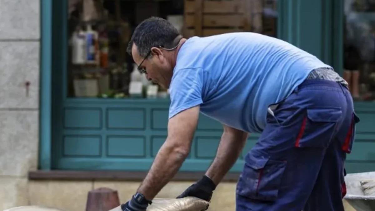Un trabajador autónomo de la construcción durante su jornada laboral.