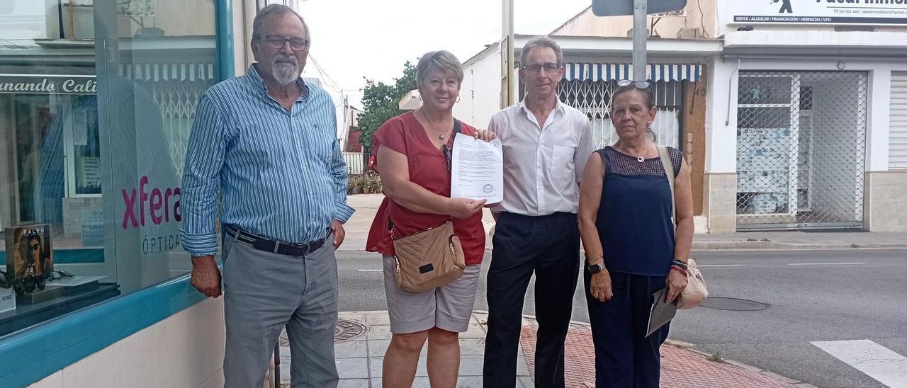 La presidenta vecinal Inma Viñolo y vecinos afectados, el pasado miércoles en Churriana.