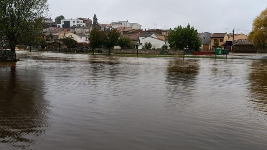 Las localidades de La Torre, Flores y Vegalatrave, durante las subidas del cauce del río Aliste de ayer. | Ch. S.