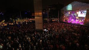 Concierto de Els Amics de les Arts en la plaza de la Vila de Santa Coloma de Gramenet, con motivo de la fiesta mayor de verano.