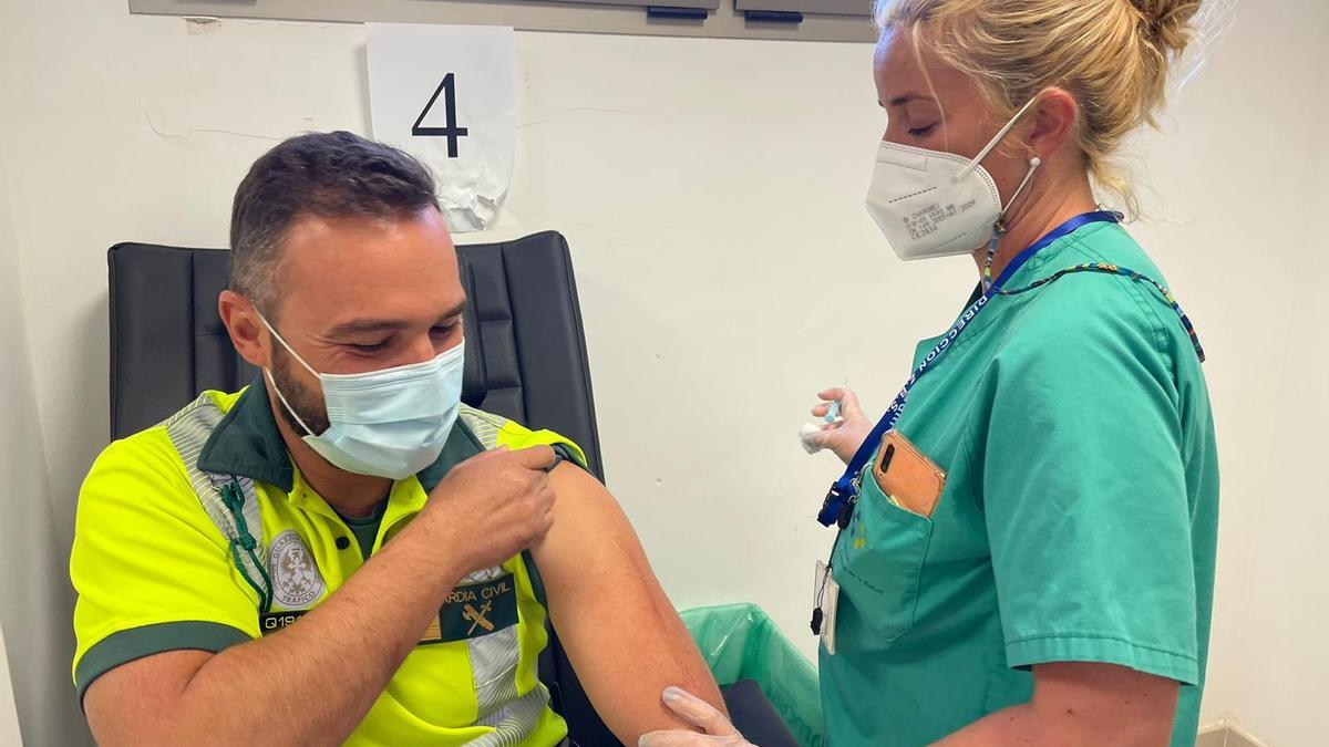 Un guardia civil se vacuna contra la Covid en Gran Canaria el pasado 26 de febrero.