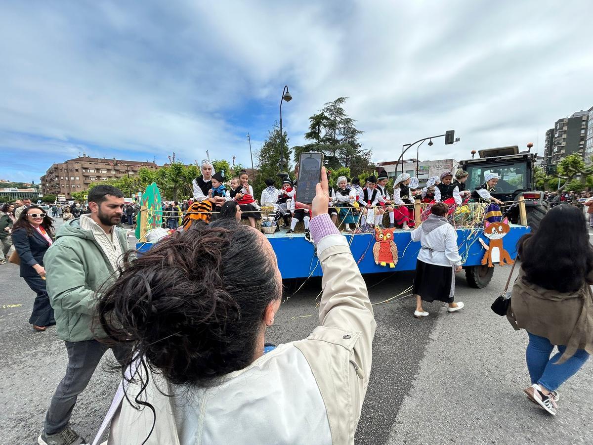 EN IMÁGENES: Castrillón se vuelca con la cabalgata de carrozas y xarrés