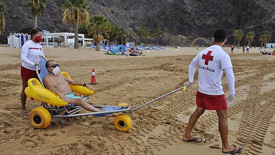 Una socorrista en una playa de Güímar. | | E.D.