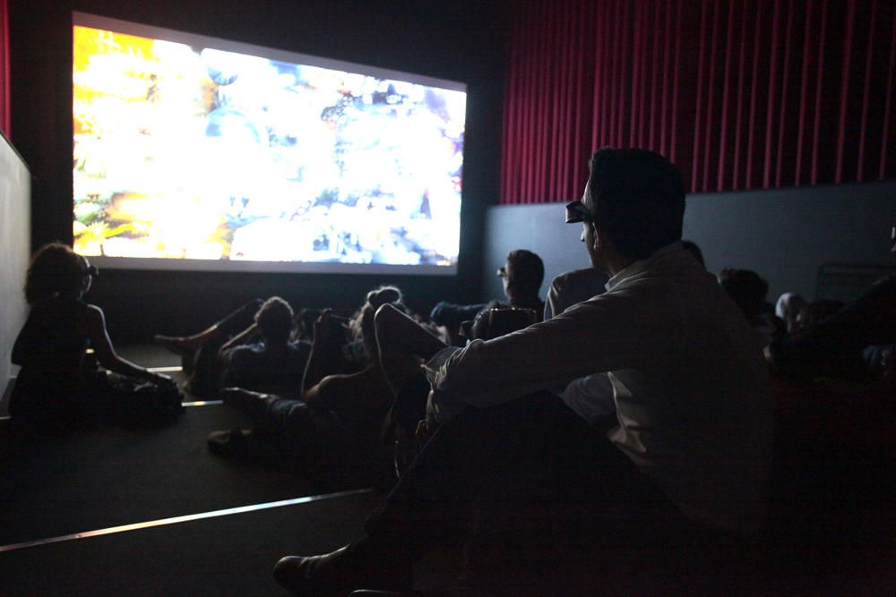 La sala se convierte en un pequeño cine para ver la proyección de Brambilla con gafas 3D.