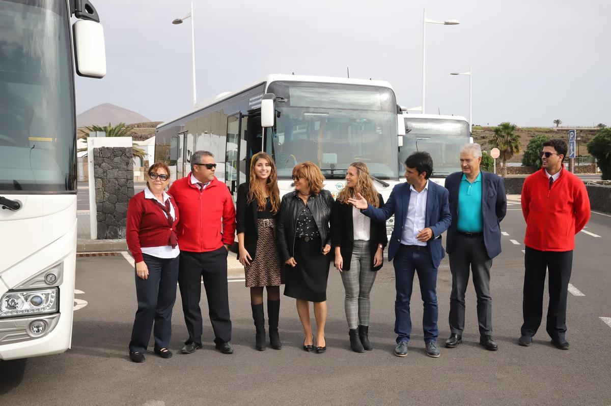 Presentación de tres nuevas guaguas en la Parada Preferente de Puerto del Carmen del servicio insular de transportes.