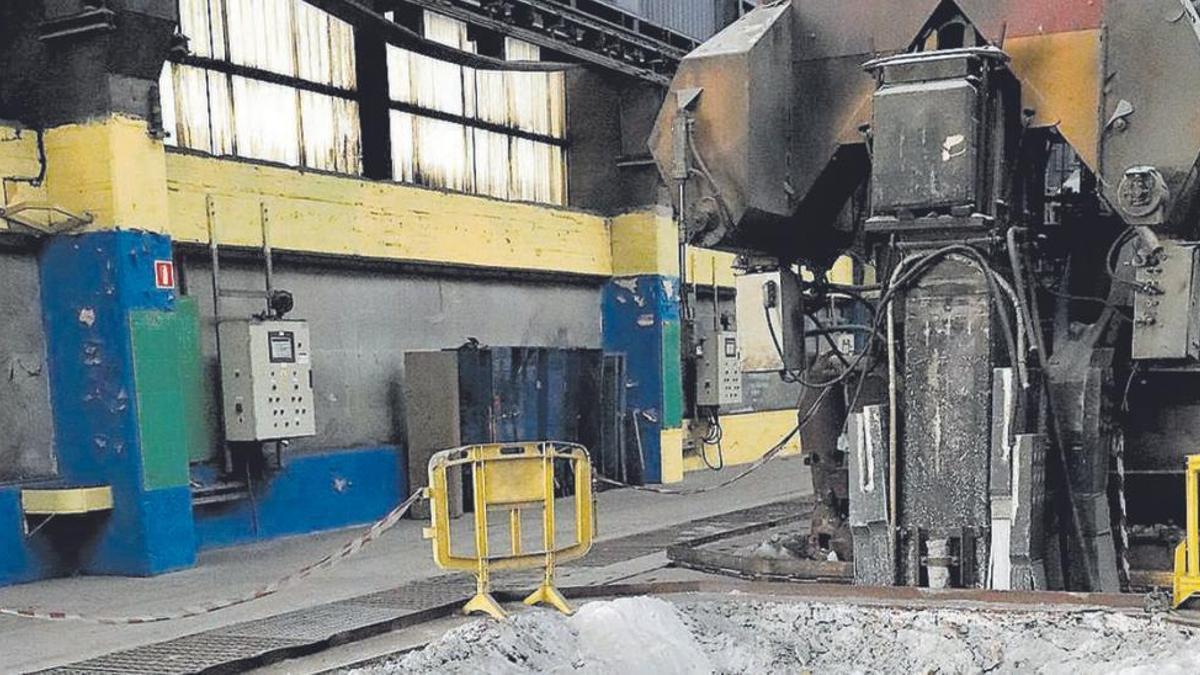 Restos de mineral junto a una línea de cubas electrolíticas en la fábrica avilesina de Alu Ibérica.