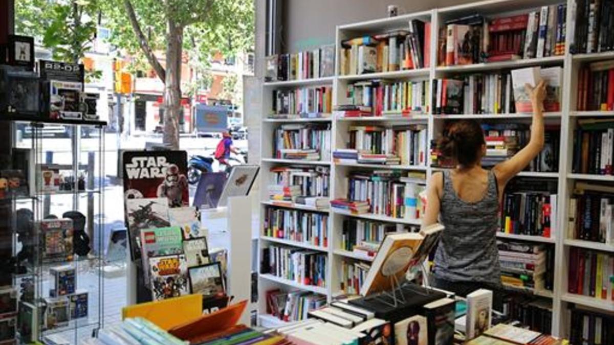 LIBRERÍA Una joven consulta una obra en Jojos Llibres.