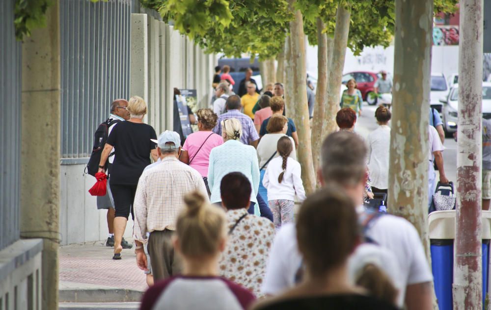 El nuevo recinto para el mercadillo de Torrevieja de los viernes se estrenó con una gran afluencia de usuarios, lo que provocó problemas de tráfico y falta de autobuses de transporte.