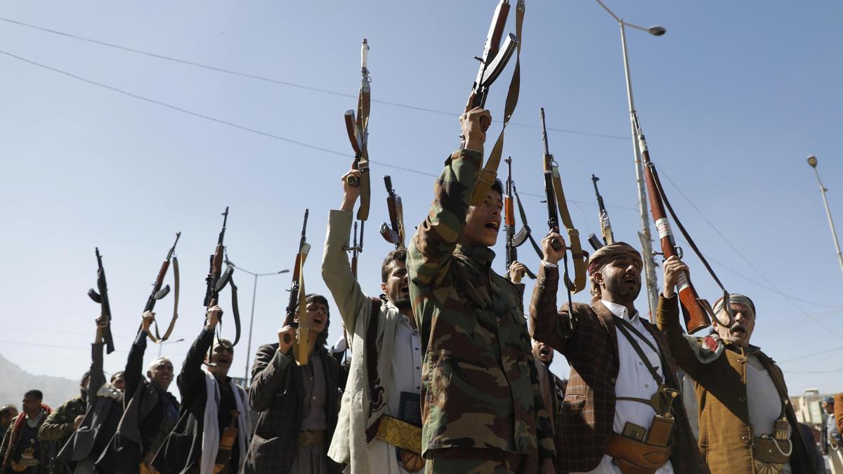 Combatientes hutíes recién reclutados alzan sus armas y cantan eslóganes al final de uno de sus entrenamientos en Saná, Yemen.