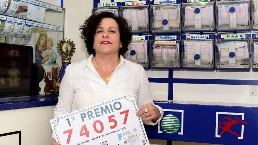 Manuela Pérez, ayer, en el mesón y expendeduría de loterías Luisela.