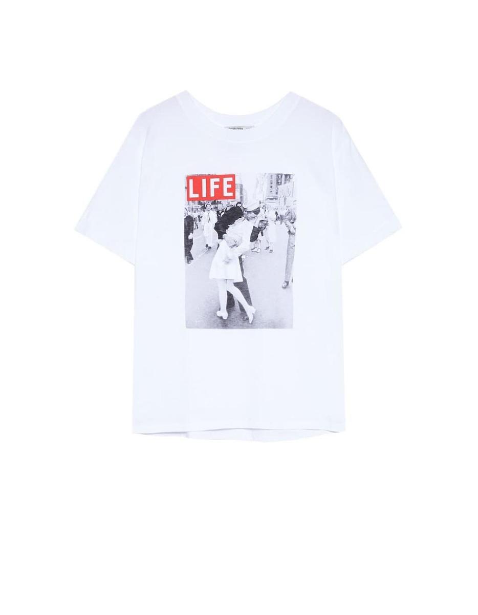 Camiseta Life con la foto del beso de Times Square de Stradivarius. (Precio: 12, 99 euros)