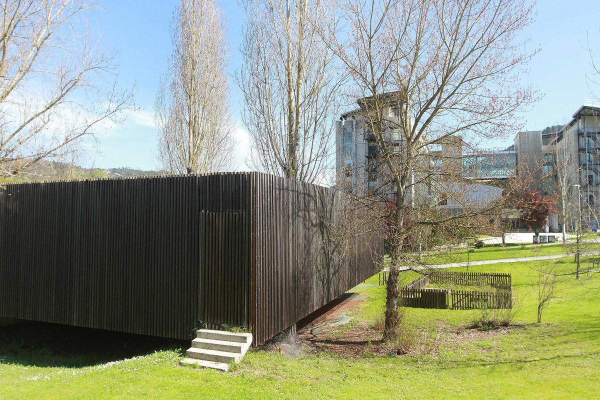 La escuela infantil está en una zona verde y tranquila del campus de Ourense.