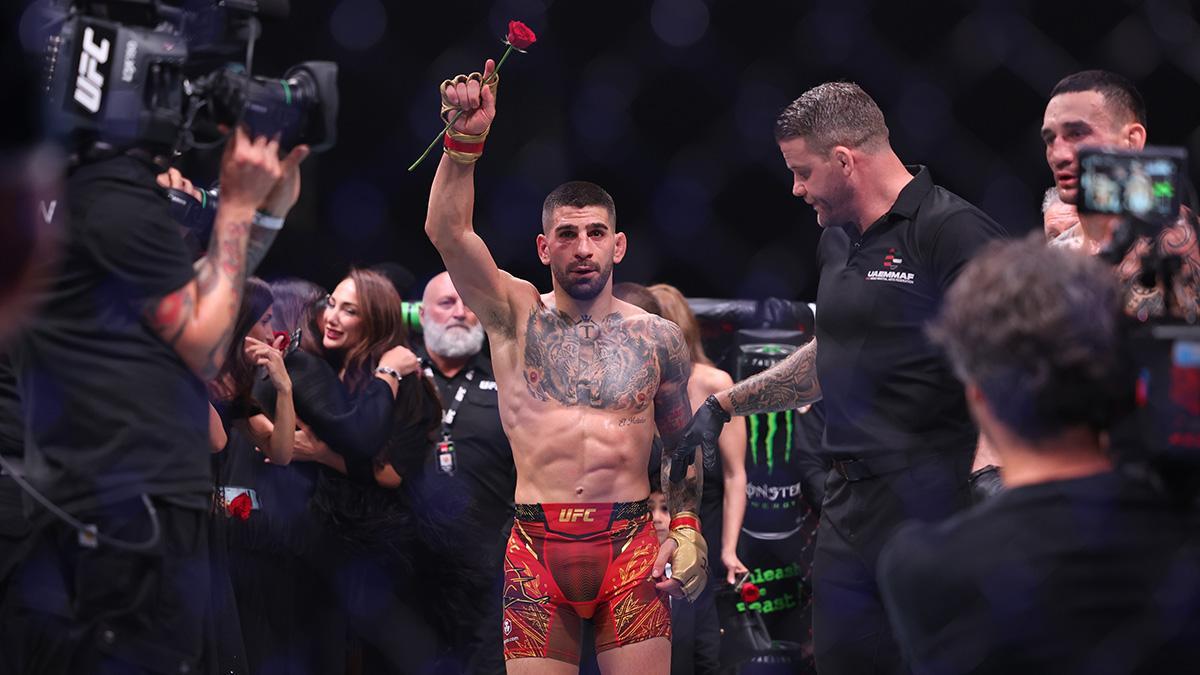Ilia Topuria celebra tras vencer a Max Holloway
