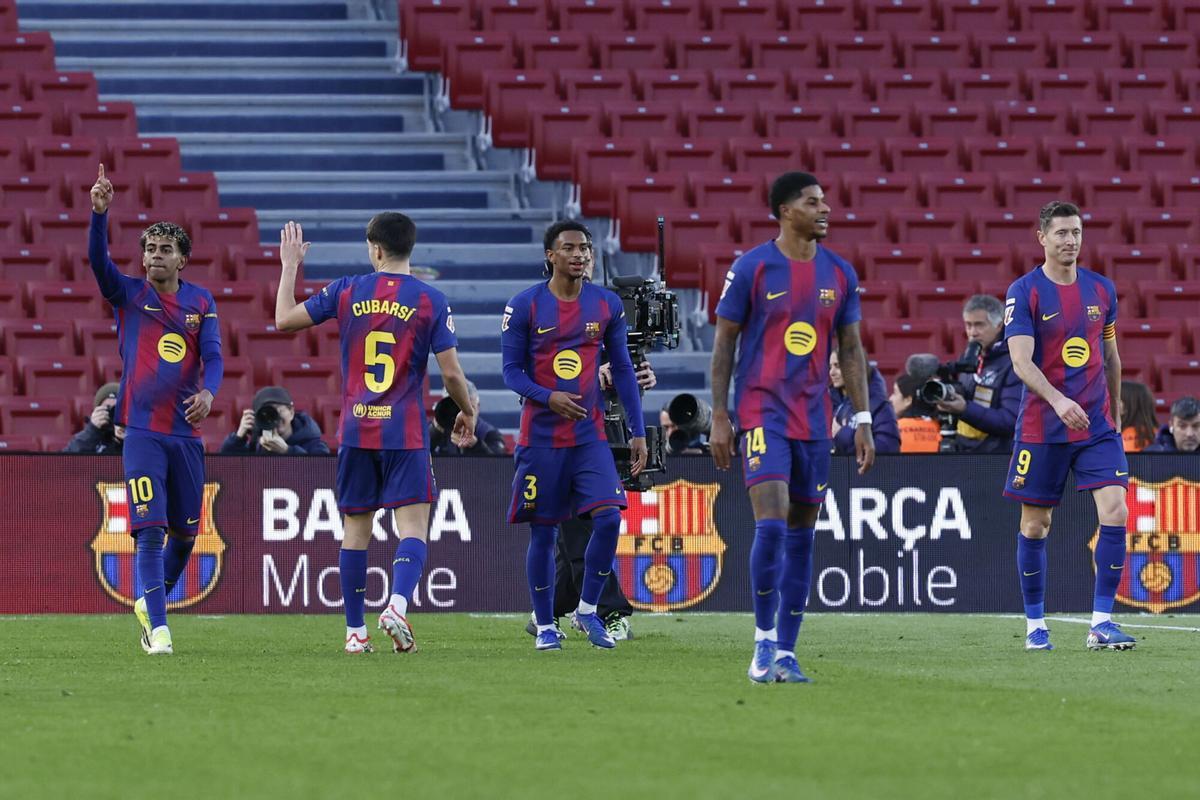 El delantero del Barcelona Lamine Yamal (i) celebra el segundo gol de su equipo durante el partido de LaLiga de fútbol entre el Barcelona y el Mallorca, este sábado en el Camp Nou. EFE/ Toni Albir. barça . mallorca. liga españa 2025/2026 barça . mallorca. 23. accion. spotify camp nou