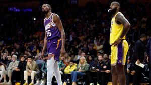 Lebron y Durant durante el Lakers - Suns