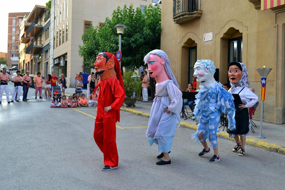 Els capgrossos dels quatre elements de la natura inicien la seva dansa al davant de la Casa de la Vila, dins de la celebració de la Nit de Sant Joan a Súria