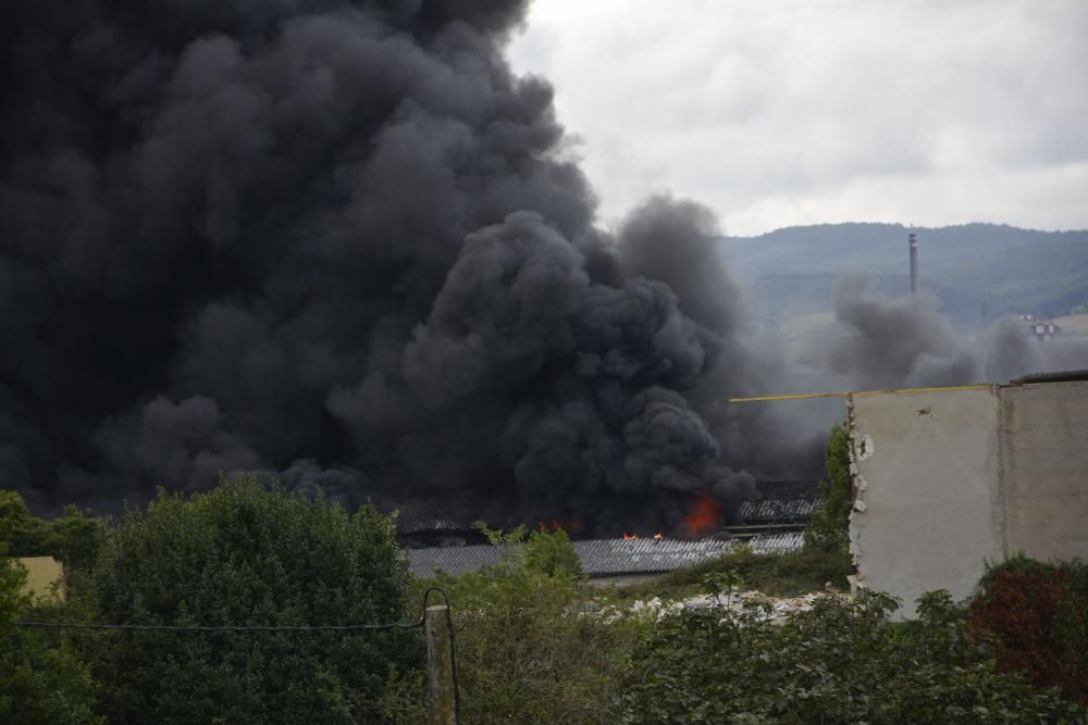 Arde una nave industrial abandonada en un polígono de Tremañes