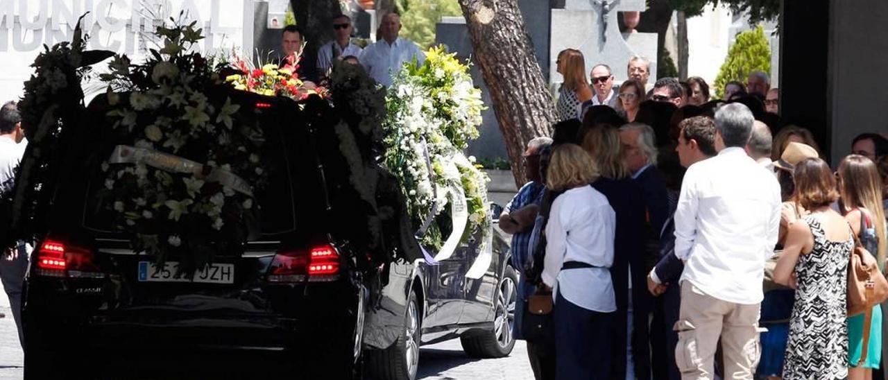 El coche fúnebre con los restos de Ignacio Echeverría, a su llegada al tanatorio de Las Rozas.